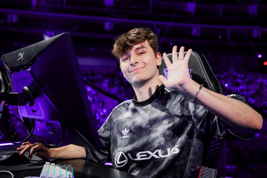 Peter Mazuryk, o Asuna, jogador profissional de Valorant, no 100 Thieves