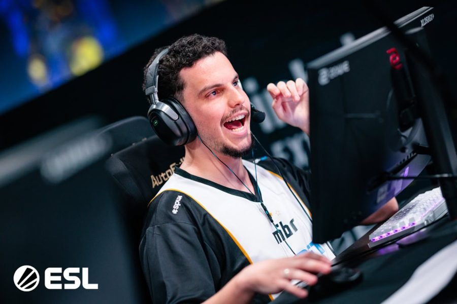 Breno Poletto, o brnz4n, jogador profissional de CS2, no MIBR