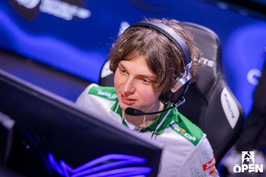 Maxim Lukin, o kyousuke, jogador profissional de CS2, no Team Falcons