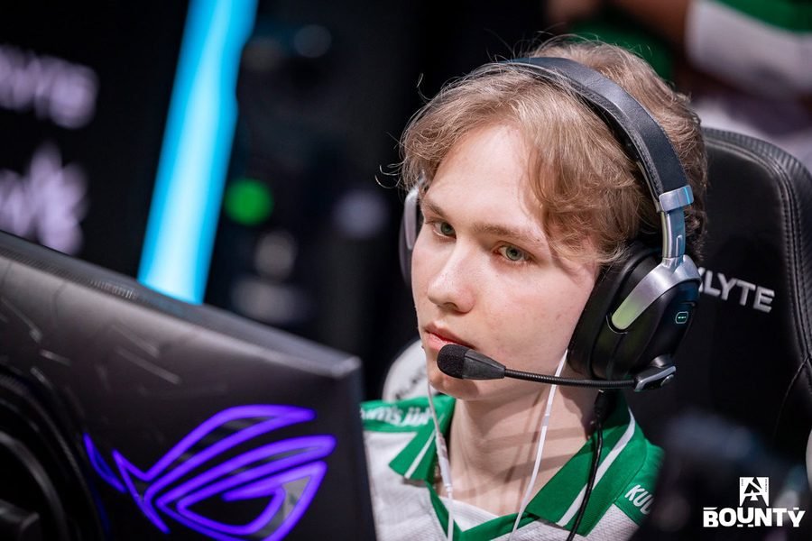 Ilya Osipov, o m0NESY, jogador profissional de CS2, no Team Falcons