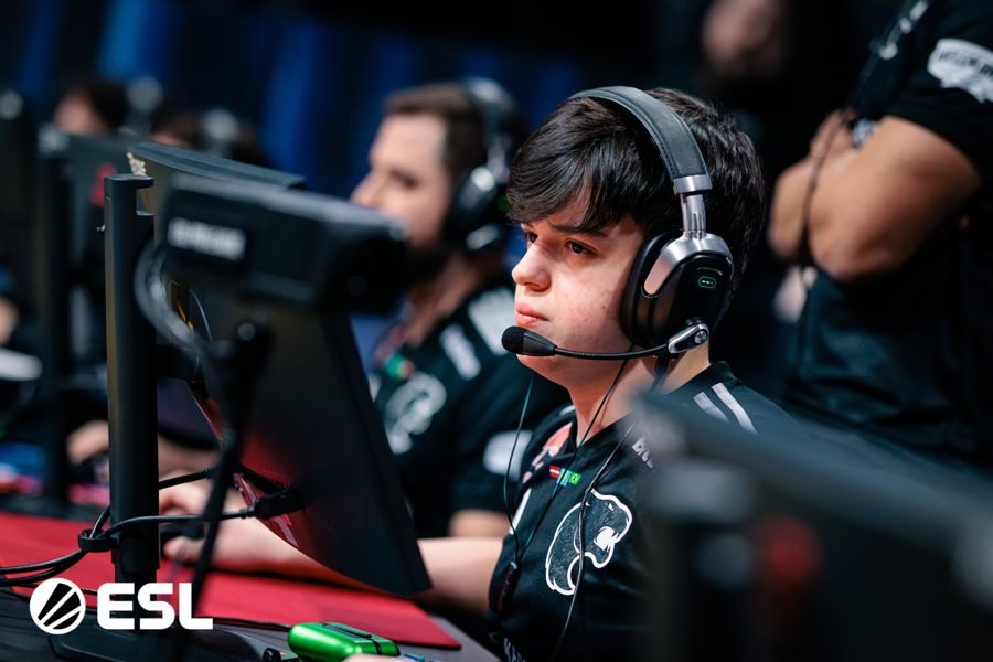 Danil Golubenko, o molodoy, Kazakhstan (CIS) - AWPer de CS2, no FURIA