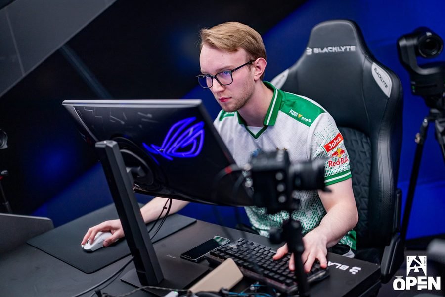 Rene Madsen, o TeSeS, jogador profissional de CS2, no Team Falcons