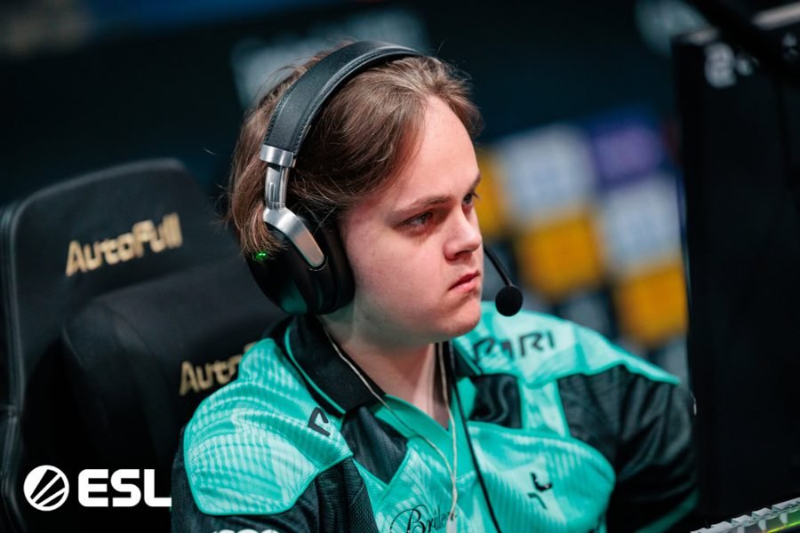 Vladislav Lysov, o xiELO, jogador profissional de CS2, no PARIVISION