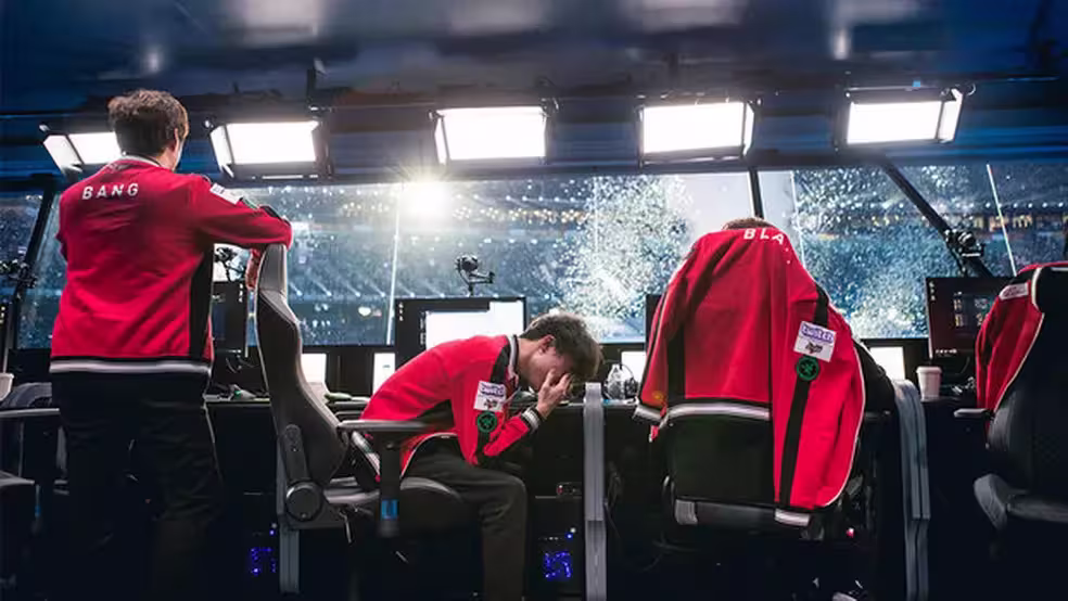 Faker abatido na cabine da SKT após a derrota na final do Mundial de 2017, com Bang ao lado