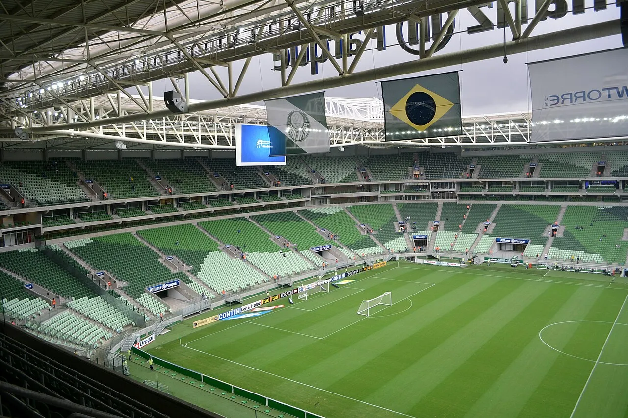 Interior do Allianz Parque, estádio do Palmeiras em São Paulo, com arquibancadas e gramado vistos do alto