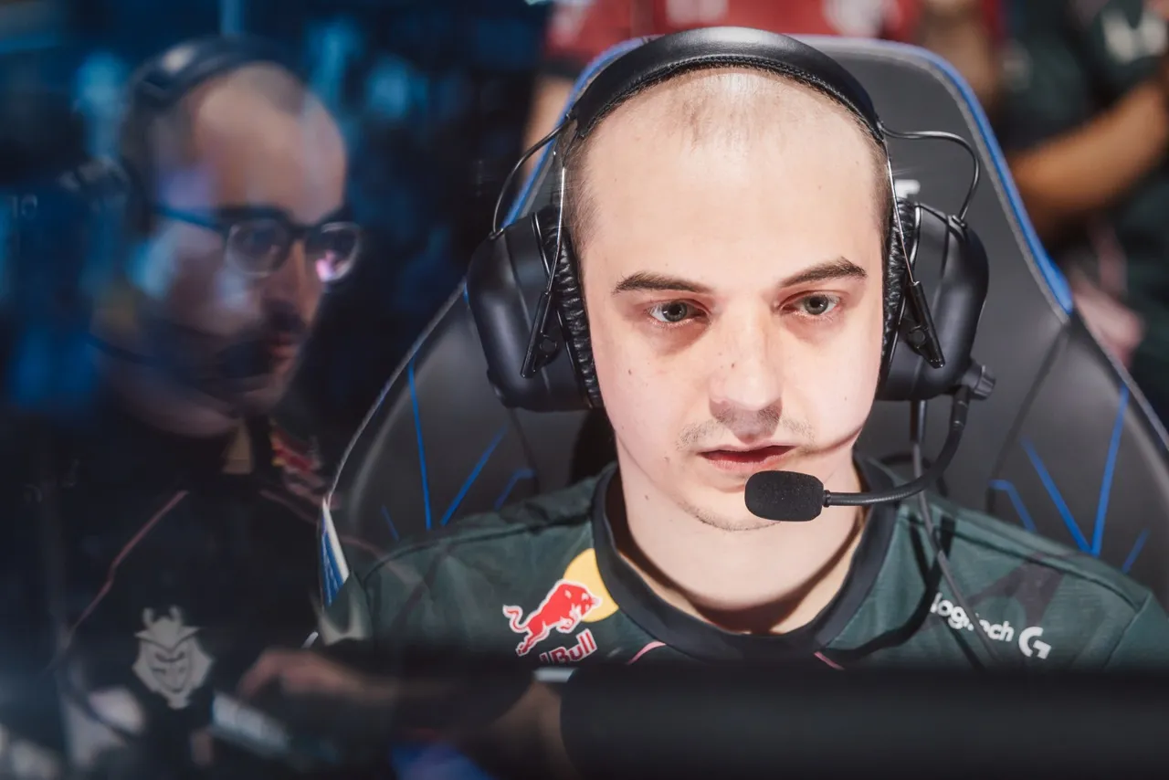 Caps, mid laner da G2 Esports, de headset no palco, antes de HLE x G2 no Worlds 2026
