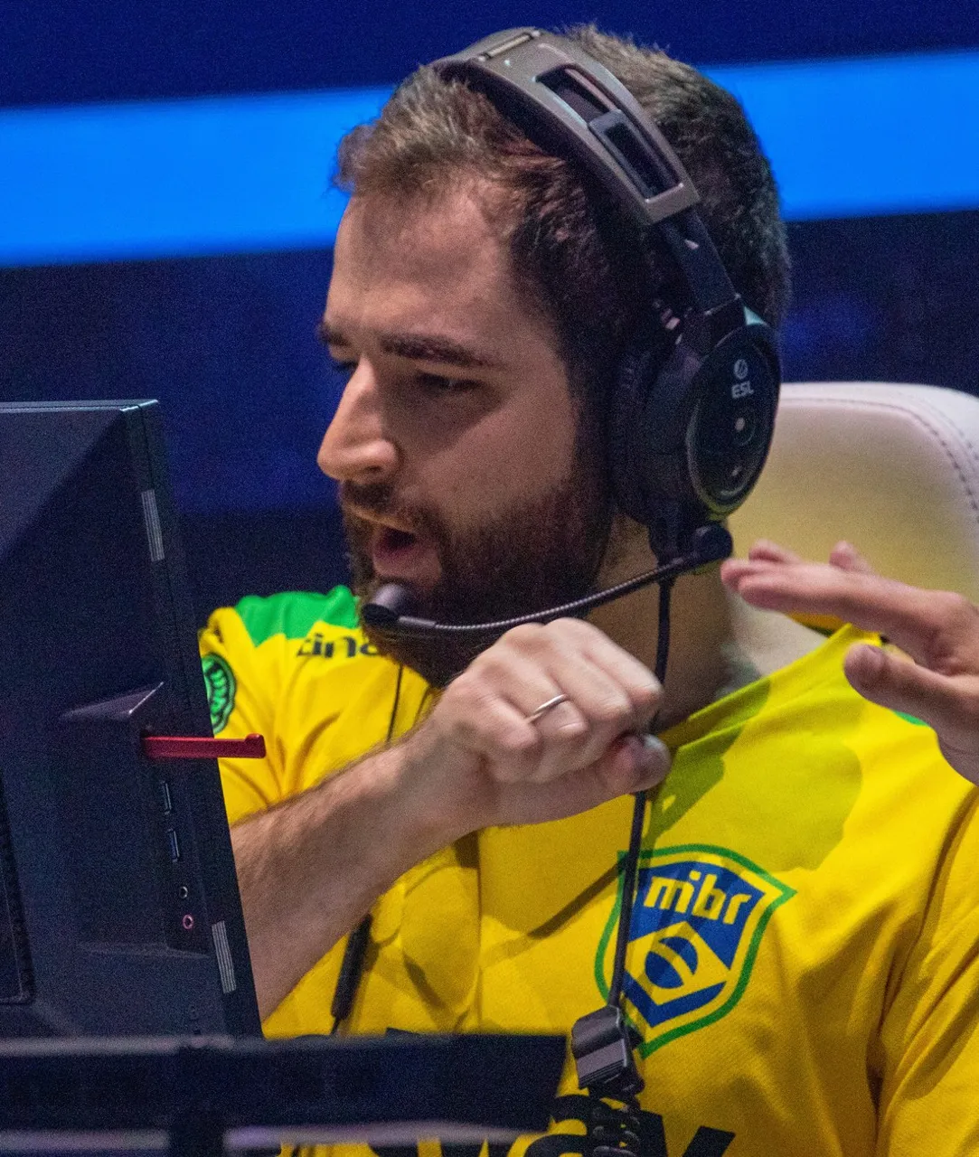 FalleN com a camisa amarela em uma partida de CS:GO na IEM Chicago de 2019