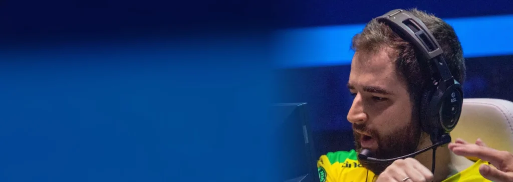 FalleN de headset durante uma partida de Counter-Strike na IEM Chicago 2019