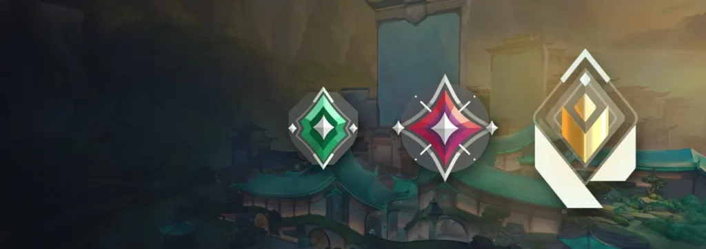 Ícones dos ranks Ascendente 3, Imortal 3 e Radiante do Valorant sobre a arte do mapa Summit