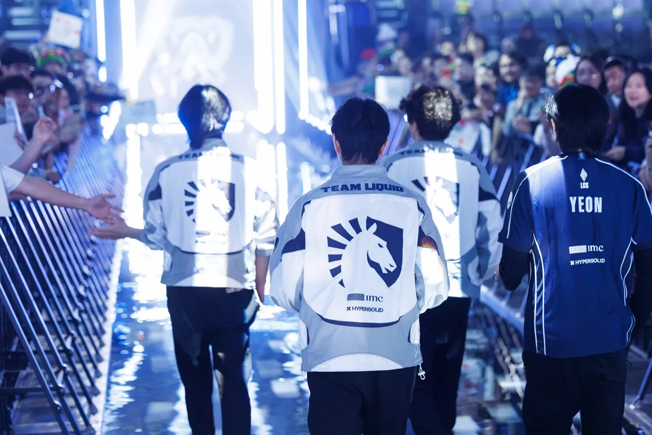 Jogadores da Team Liquid caminham entre os torcedores no corredor do palco do Worlds 2026, com Yeon de costas