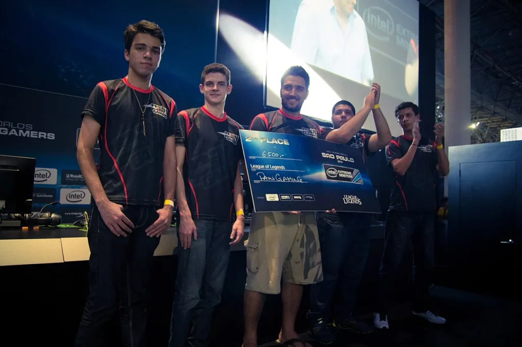 Cinco jogadores da paiN Gaming com cheque gigante de 2º lugar de League of Legends no IEM São Paulo 2014