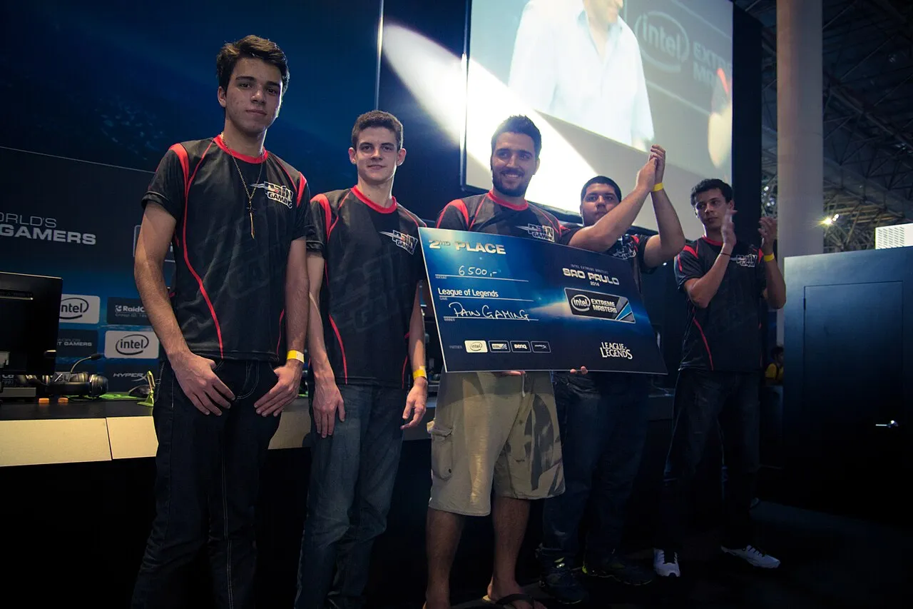 Cinco jogadores da paiN Gaming com cheque gigante de 2º lugar de League of Legends no IEM São Paulo 2014