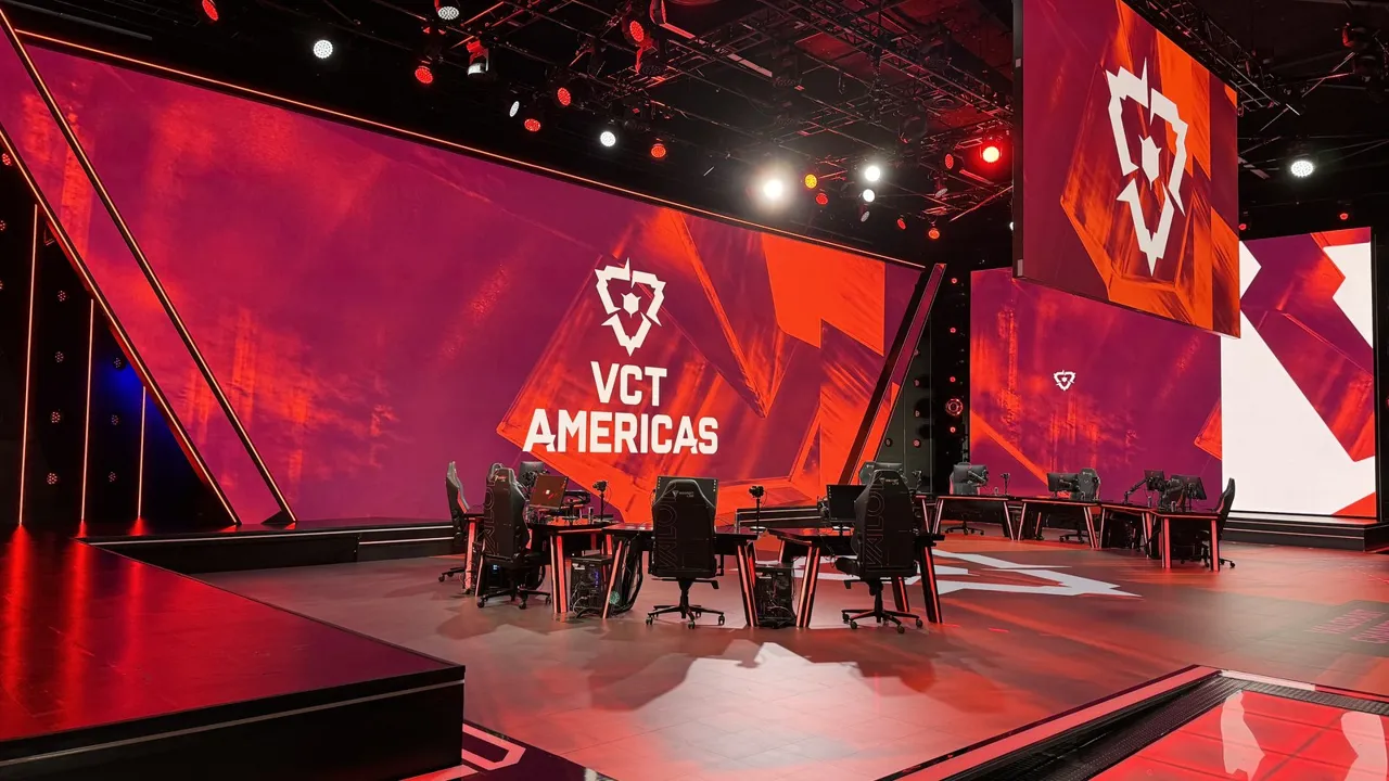 Palco da Riot Games Arena, em Los Angeles, montado para o Kickoff das Américas de 2024