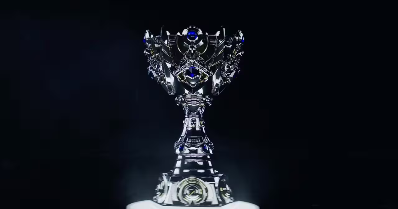 Troféu Summoner’s Cup, entregue ao campeão do Worlds de LoL