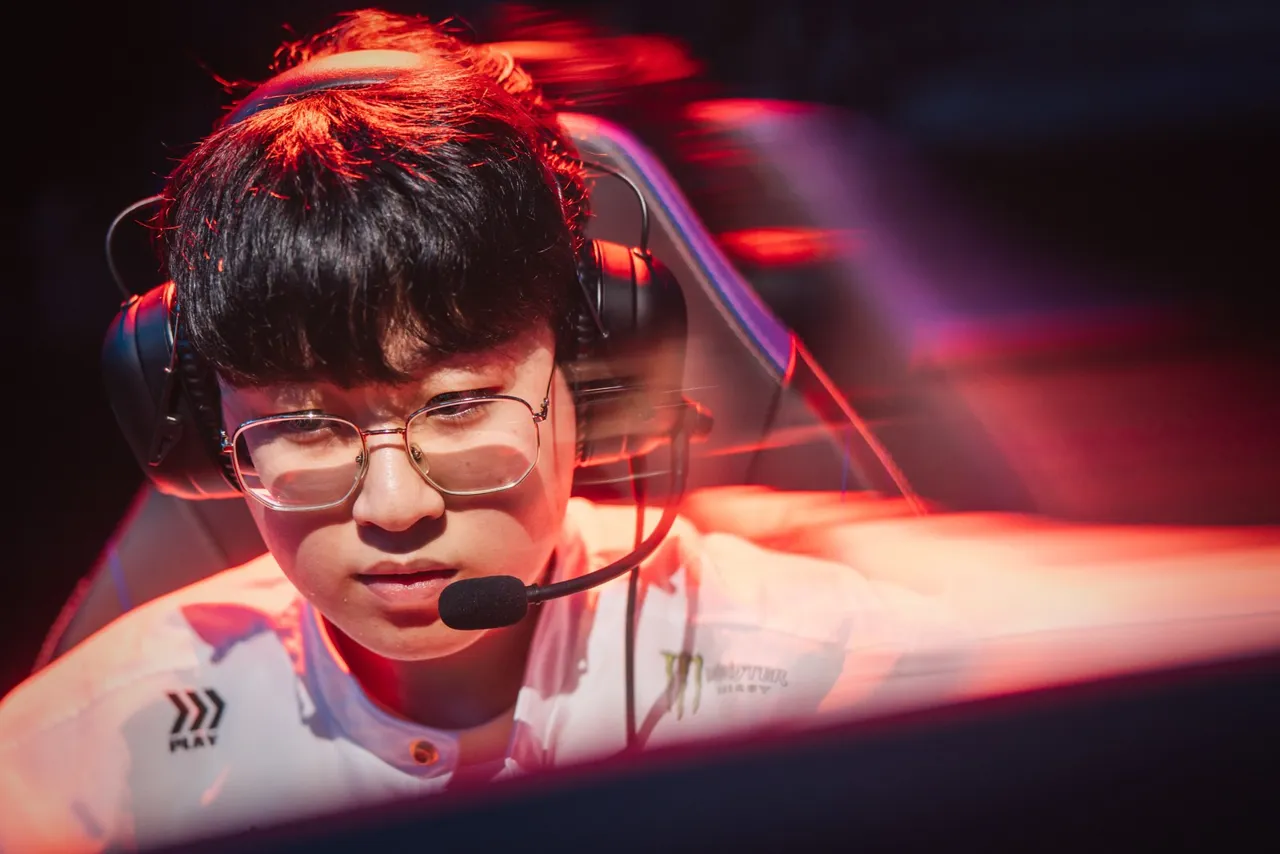 Zeus, top laner da Hanwha Life, de headset sob luz vermelha, peça-chave de HLE x G2